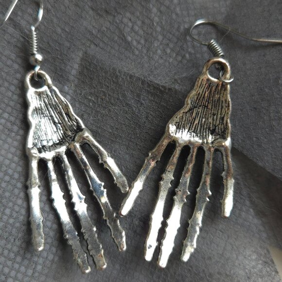 SKELETON HAND EARRINGS - COSTUME JEWELRY - Picture 4 of 5